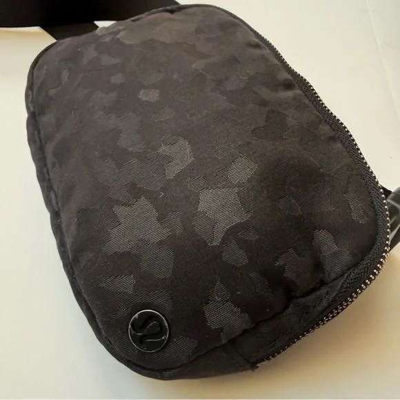 Lululemon Everywhere Belt Bag 1L Camo Jacquard Black OG Strap - Picture 4 of 6